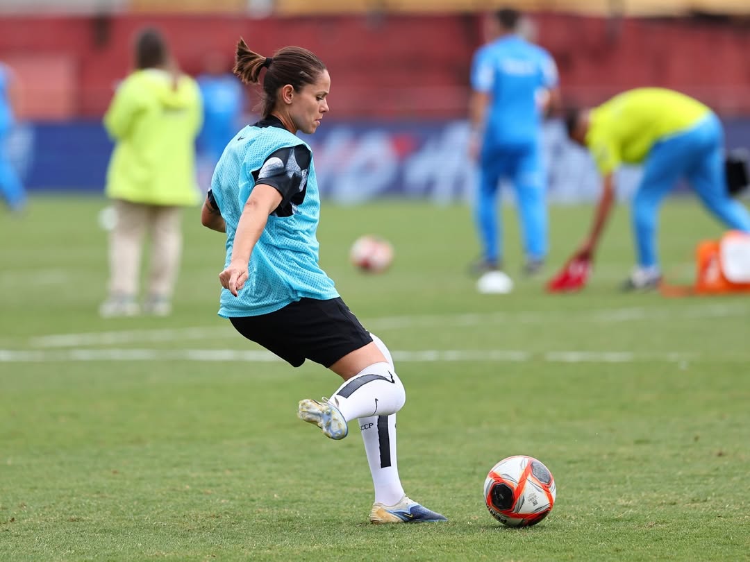 Corinthians confirma renovação de contrato com Érika, zagueira destaque, até 2027