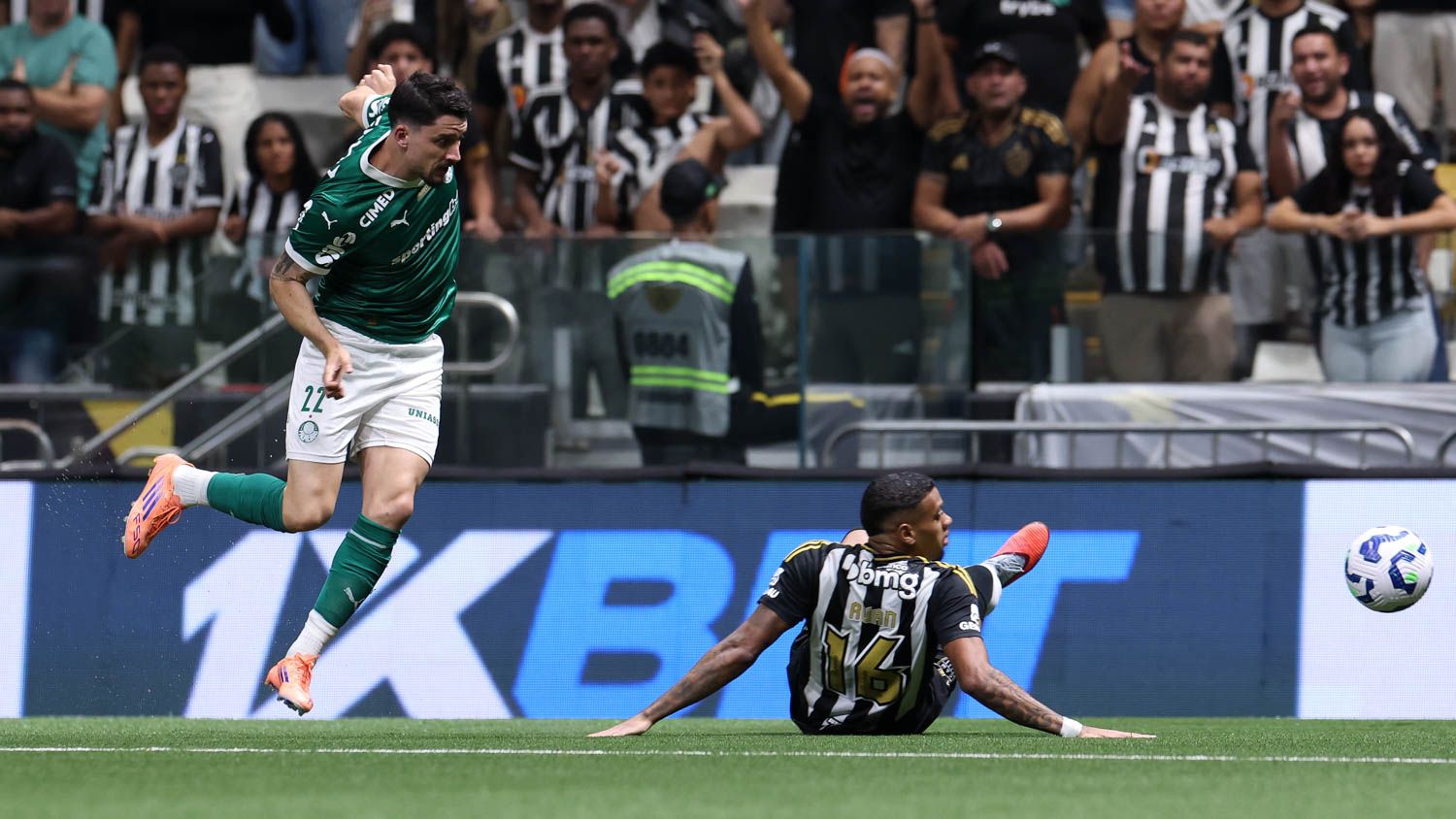 Palmeiras sofre baixas importantes para a última rodada do Brasileirão; dupla suspensa impacta time