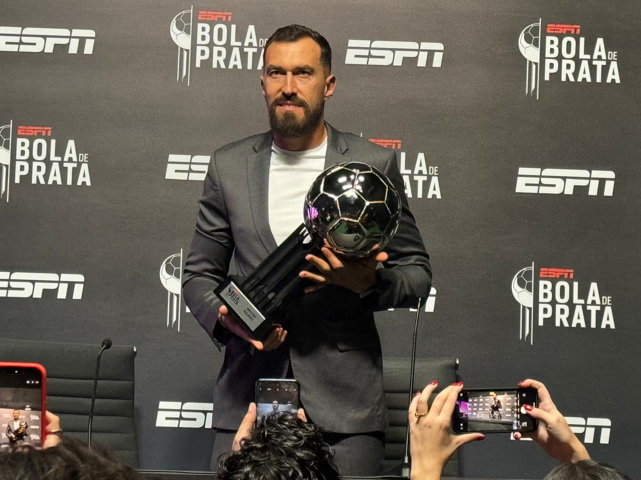 Flamengo domina premiação! Jogadores do Mengão se destacam na premiação da Bola de Prata e levam os principais prêmios