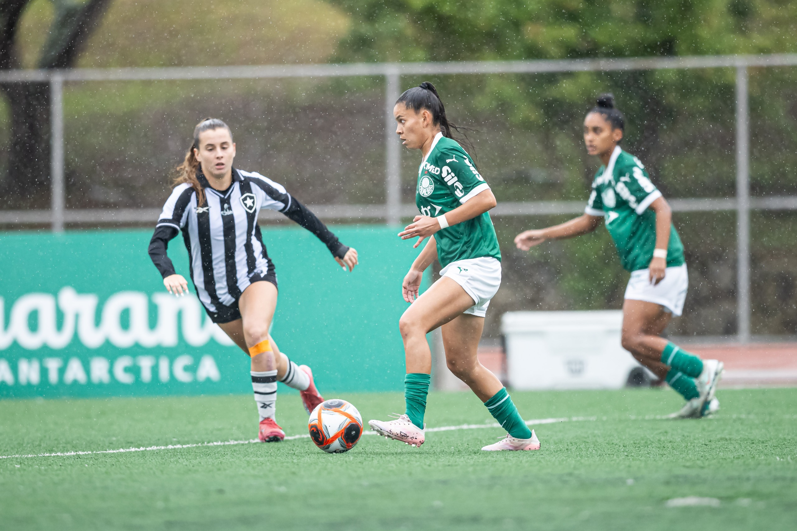 Palmeiras e Botafogo se enfrentam na Copinha feminina: confira os melhores lances e fotos do duelo