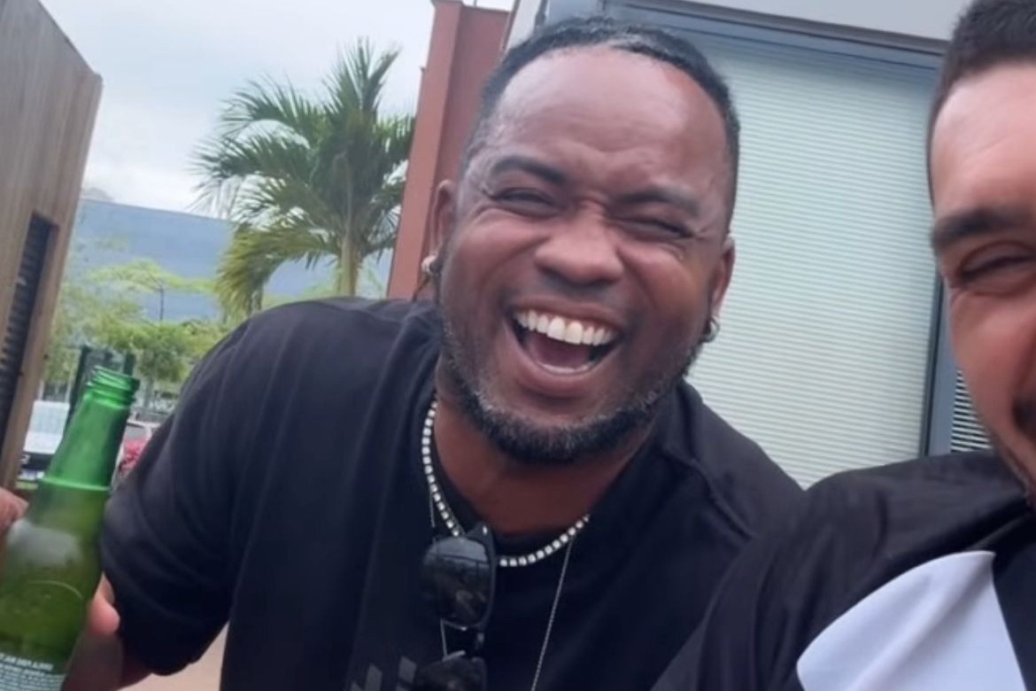 Após vice no Mundial, Carlos Alberto dispara provocação a Arrascaeta nas redes sociais