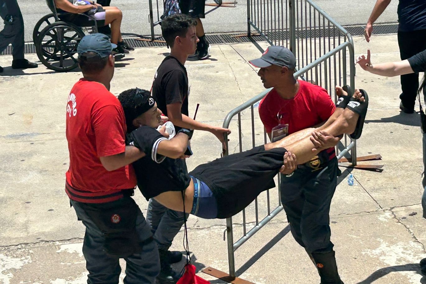 Preocupação na festa! Fiel passa mal com calor em festa do titulo e bombeiros socorrem milhares de torcedores