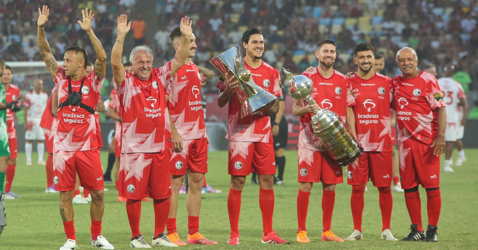 Zico reúne ídolos do Flamengo em jogo festivo, com troféus e quarteto histórico em campo