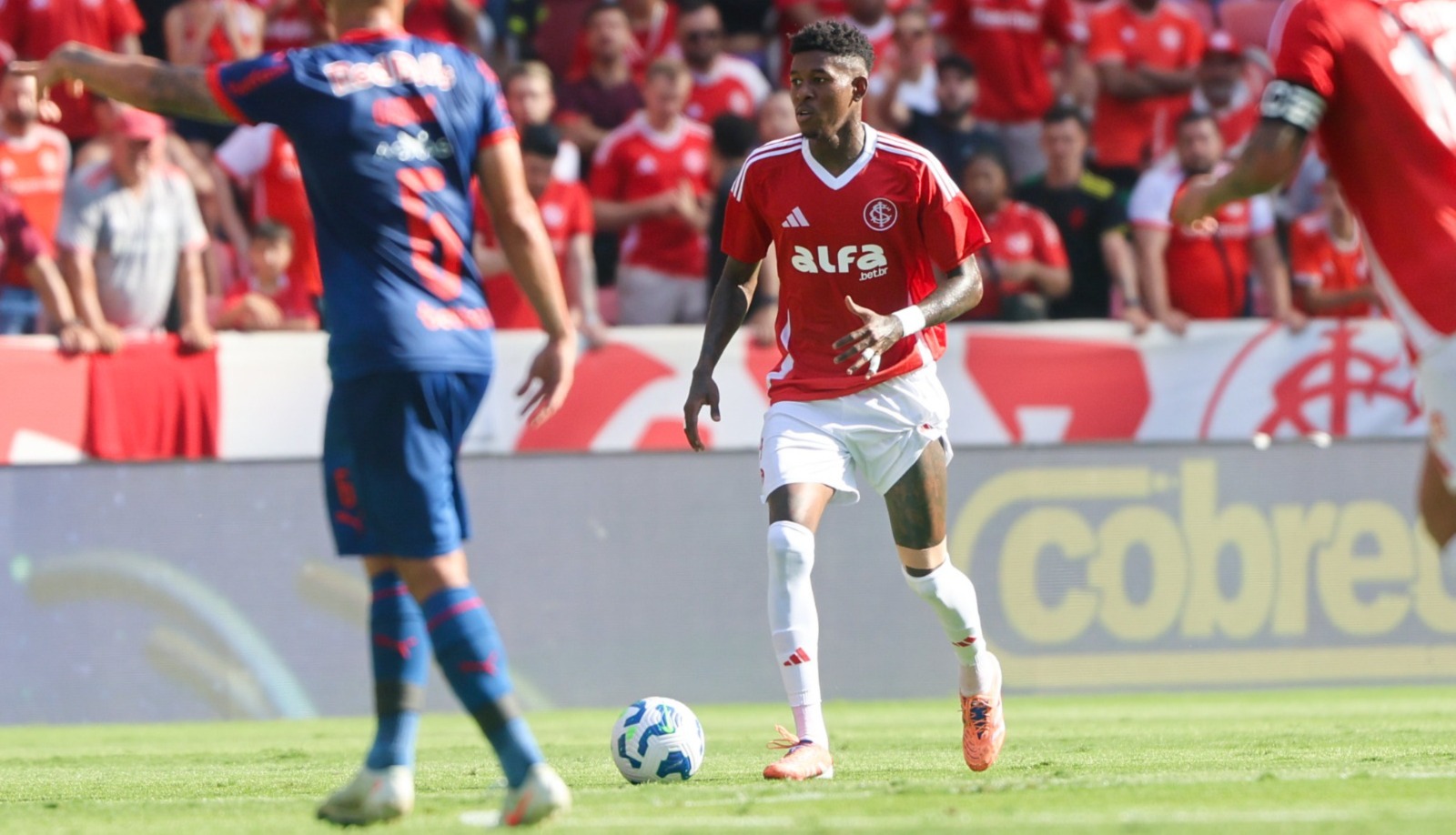 Vitão confirma acordo com o Flamengo e desembarca no Rio, acirrando a disputa pelo título