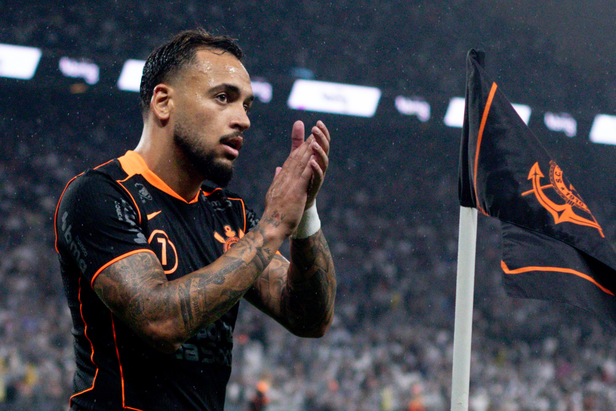 Maycon garante espaço no Corinthians, mas futuro permanece incerto após imbróglio nos bastidores