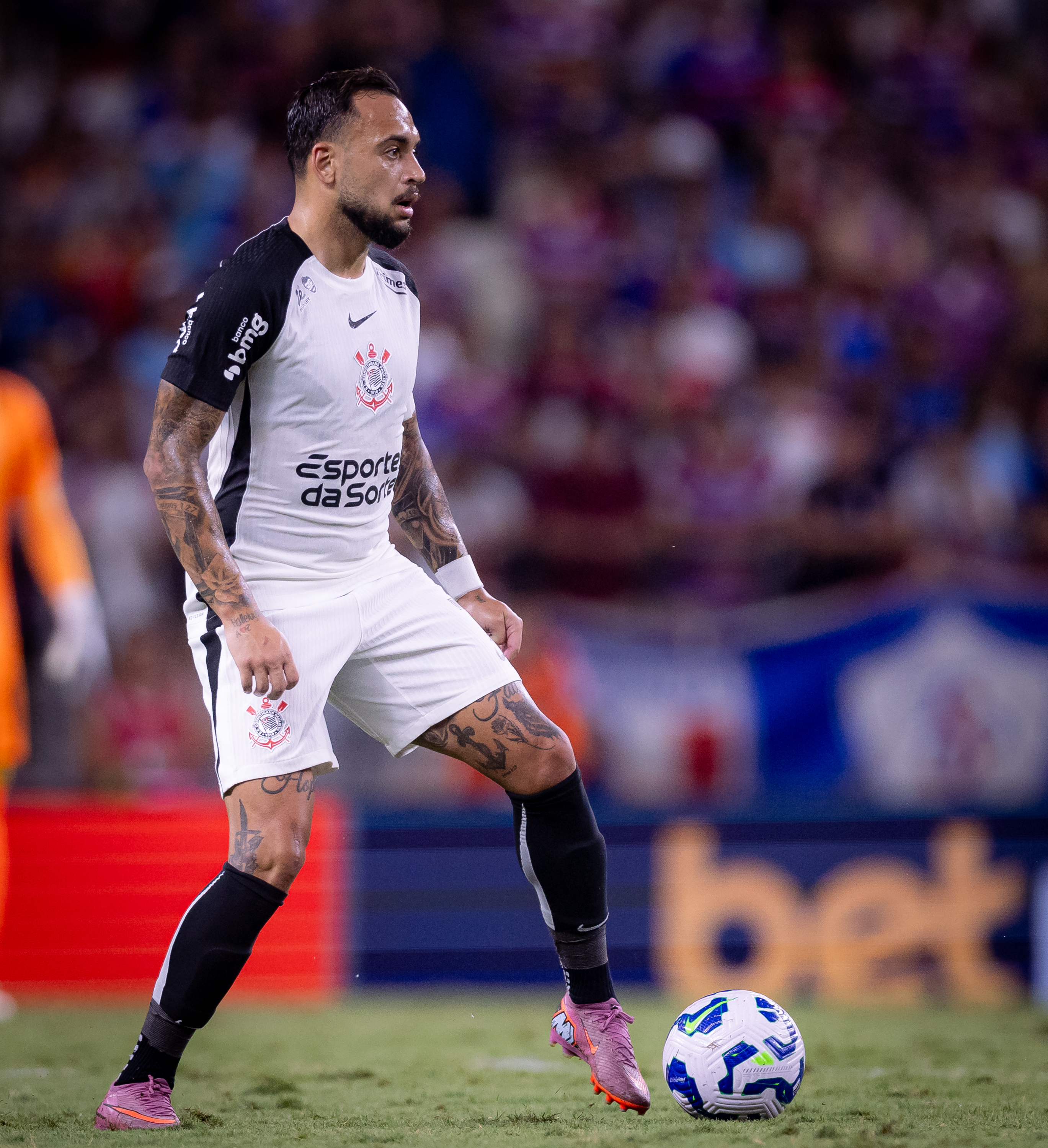 Maycon despista sobre futuro no Corinthians, mas promete 