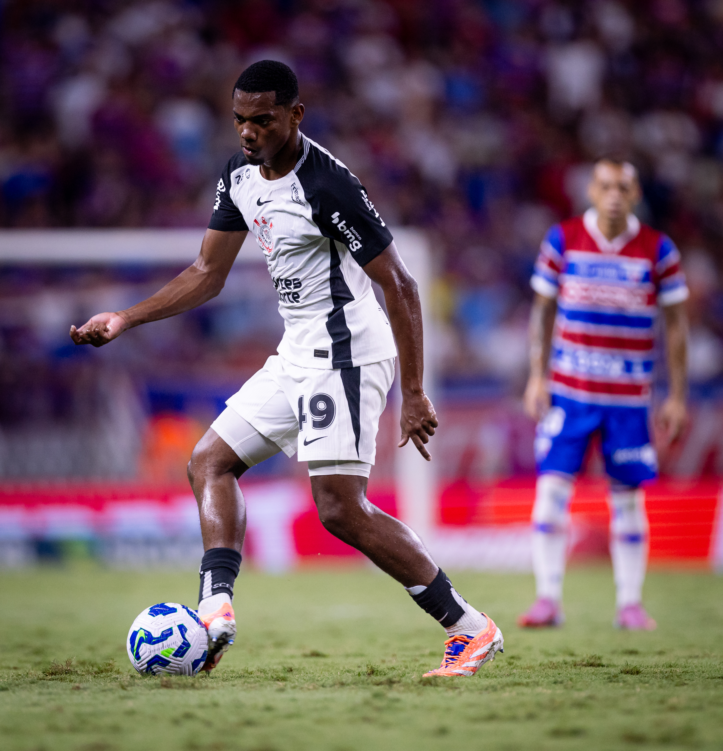 Jovem volante do Corinthians ganha destaque com Dorival, inspirado por ídolos do clube