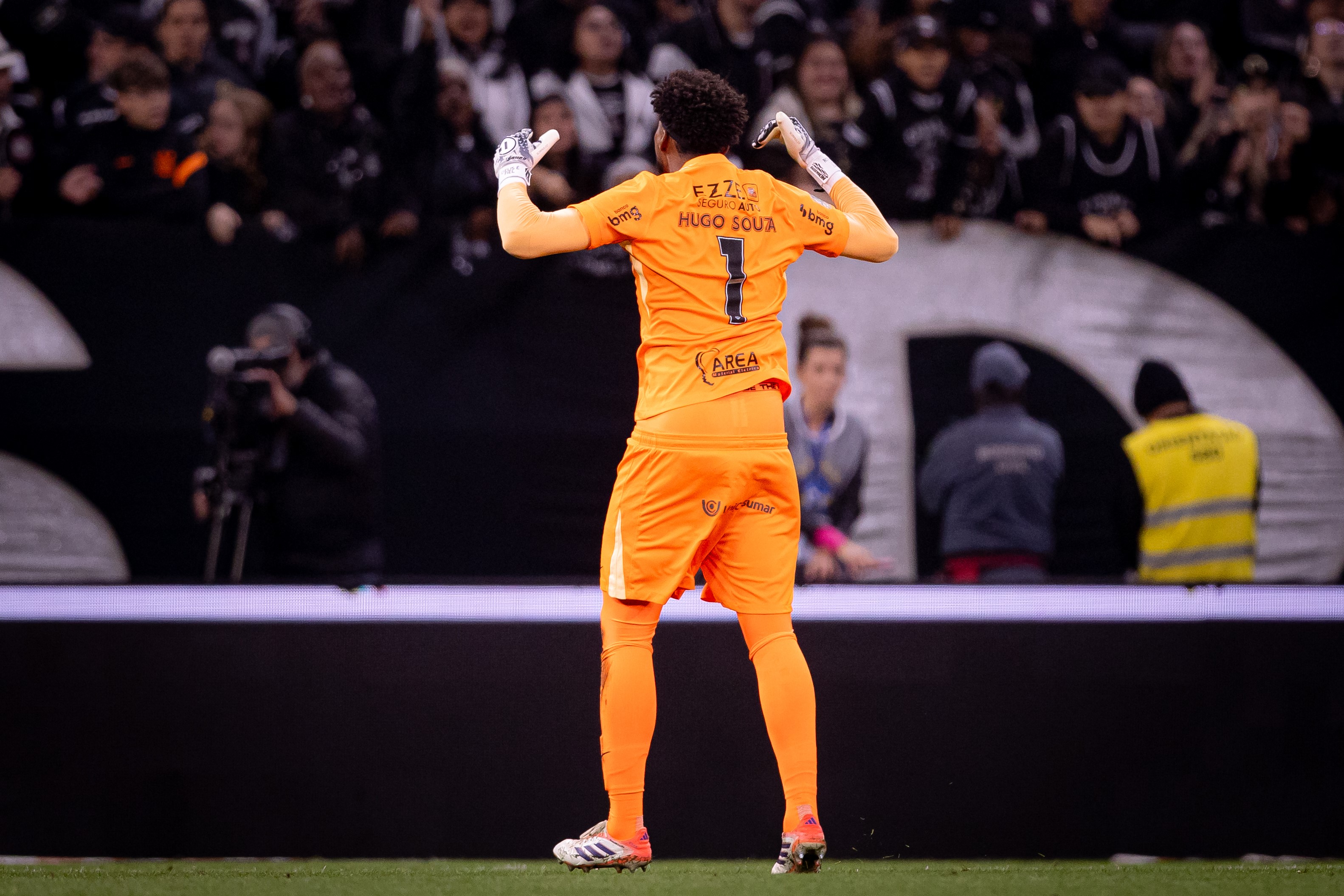 Bate-boca entre Yuri e Matheuzinho marca empate tumultuado do Corinthians; Hugo analisa o clima tenso em campo