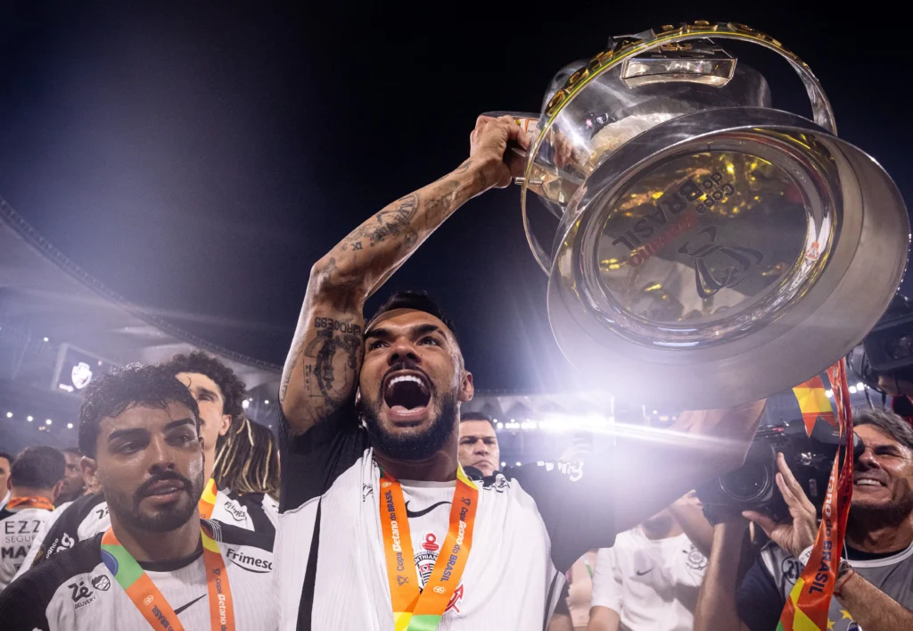 Raniele brilha no Corinthians, desafia limites e se destaca na ofensiva do time em ascensão