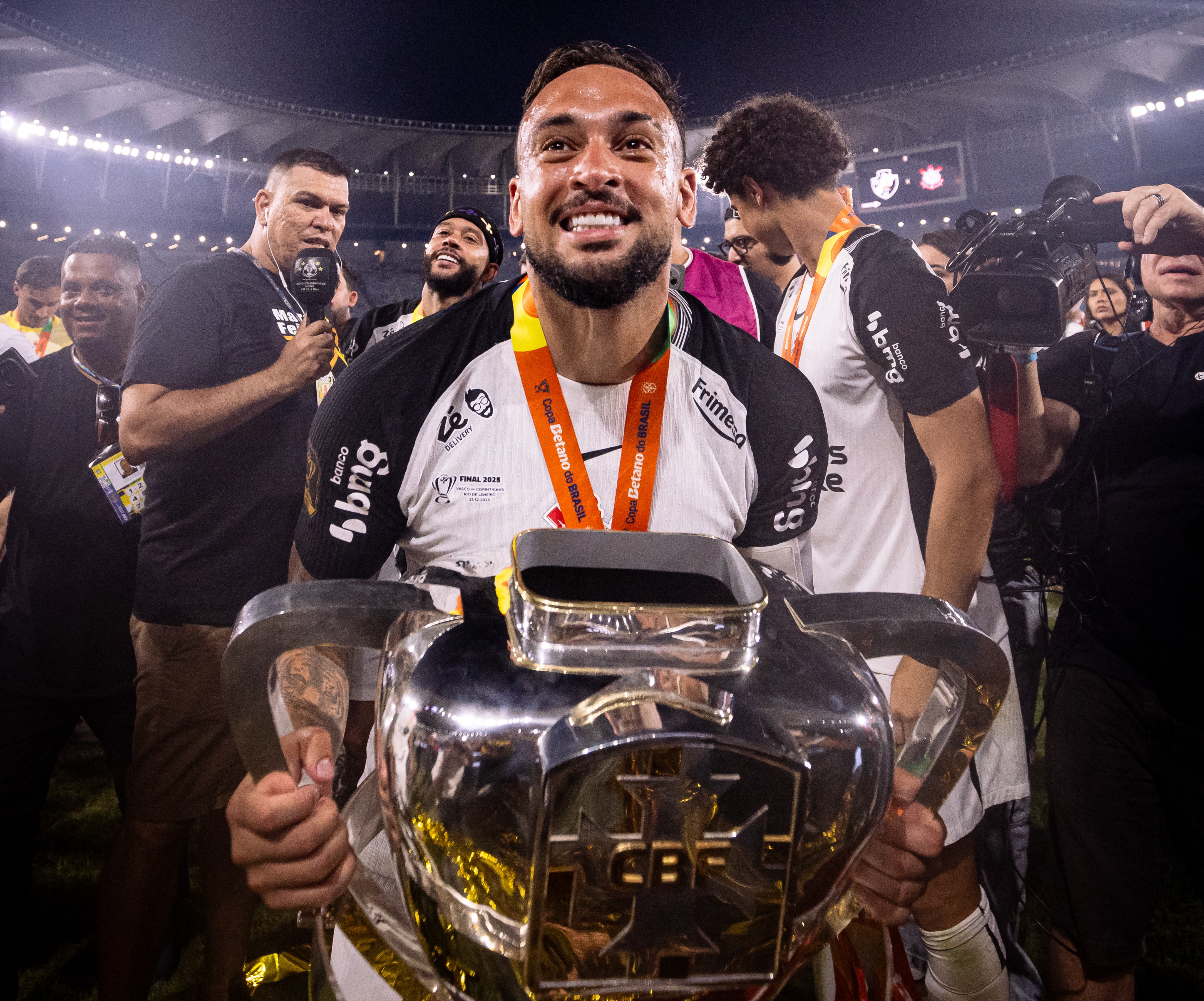 Corinthians reage a aval do Shakhtar e acelera negociações para garantir permanência de Maycon