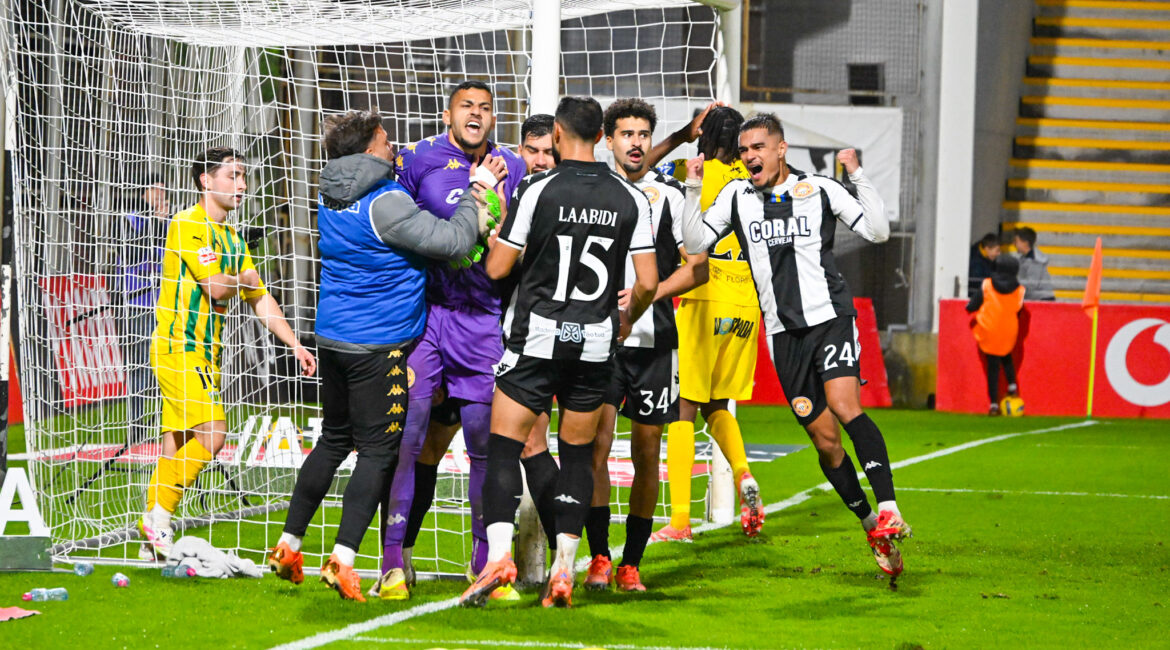 Goleiro do Palmeiras brilha no Português e defende dois pênaltis decisivos em jogo emocionante