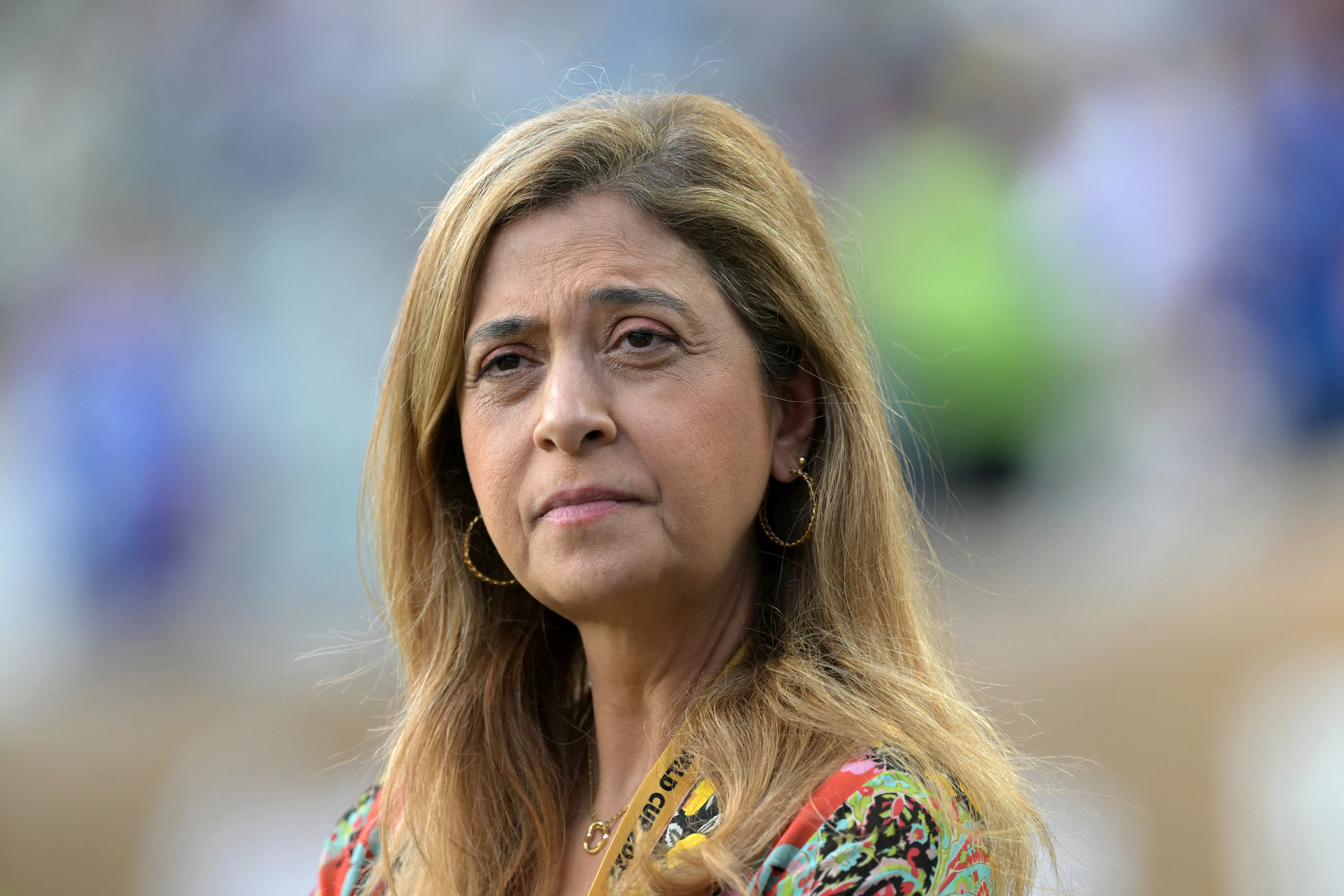 Leila dispara críticas ao Flamengo e contesta proposta que visa acabar com o campo sintético