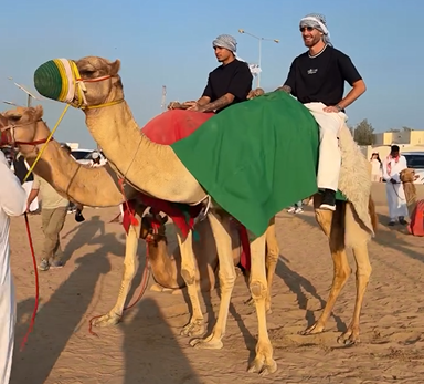 Léo Pereira se aventura no deserto enquanto elenco do Flamengo curte folga no Catar