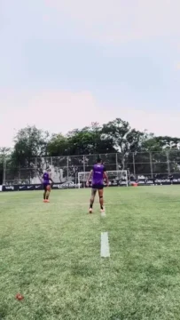 Golaço e palavrão! Memphis acerta ângulo e extravasa durante treino do Corinthians
