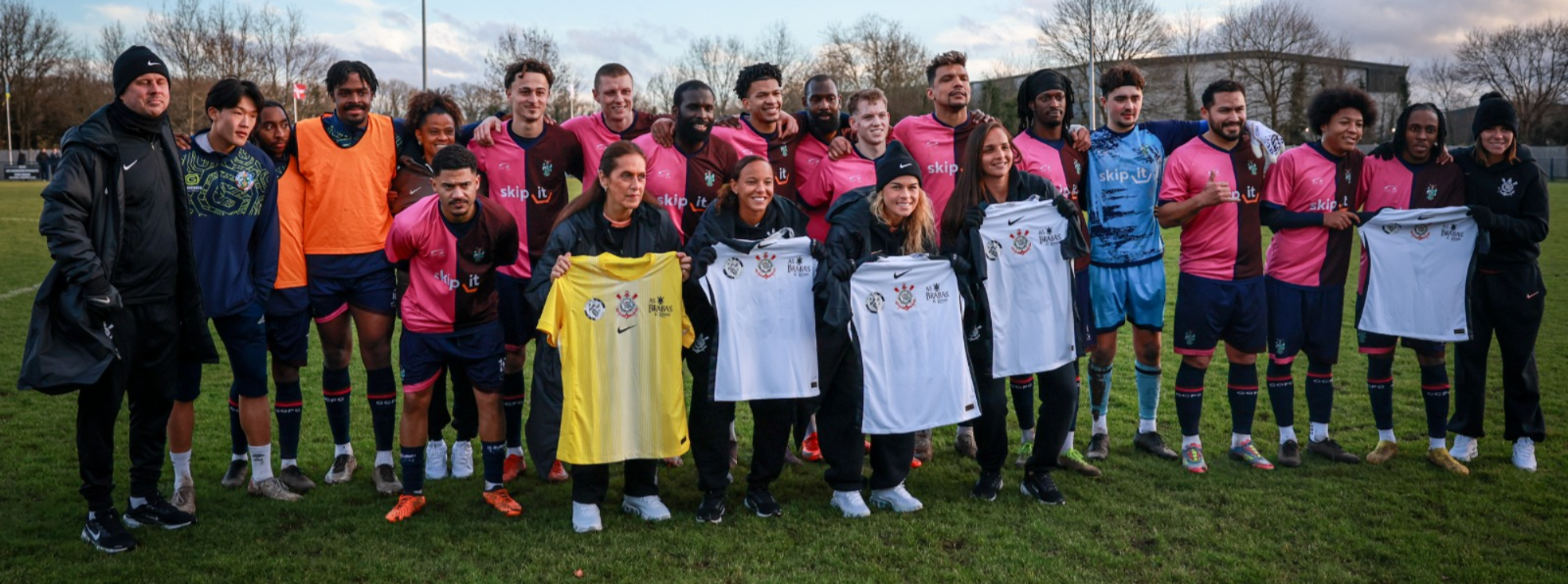 Corinthians Feminino Recebe Reconhecimento Emocionante do Corinthian-Casuals Antes do Mundial