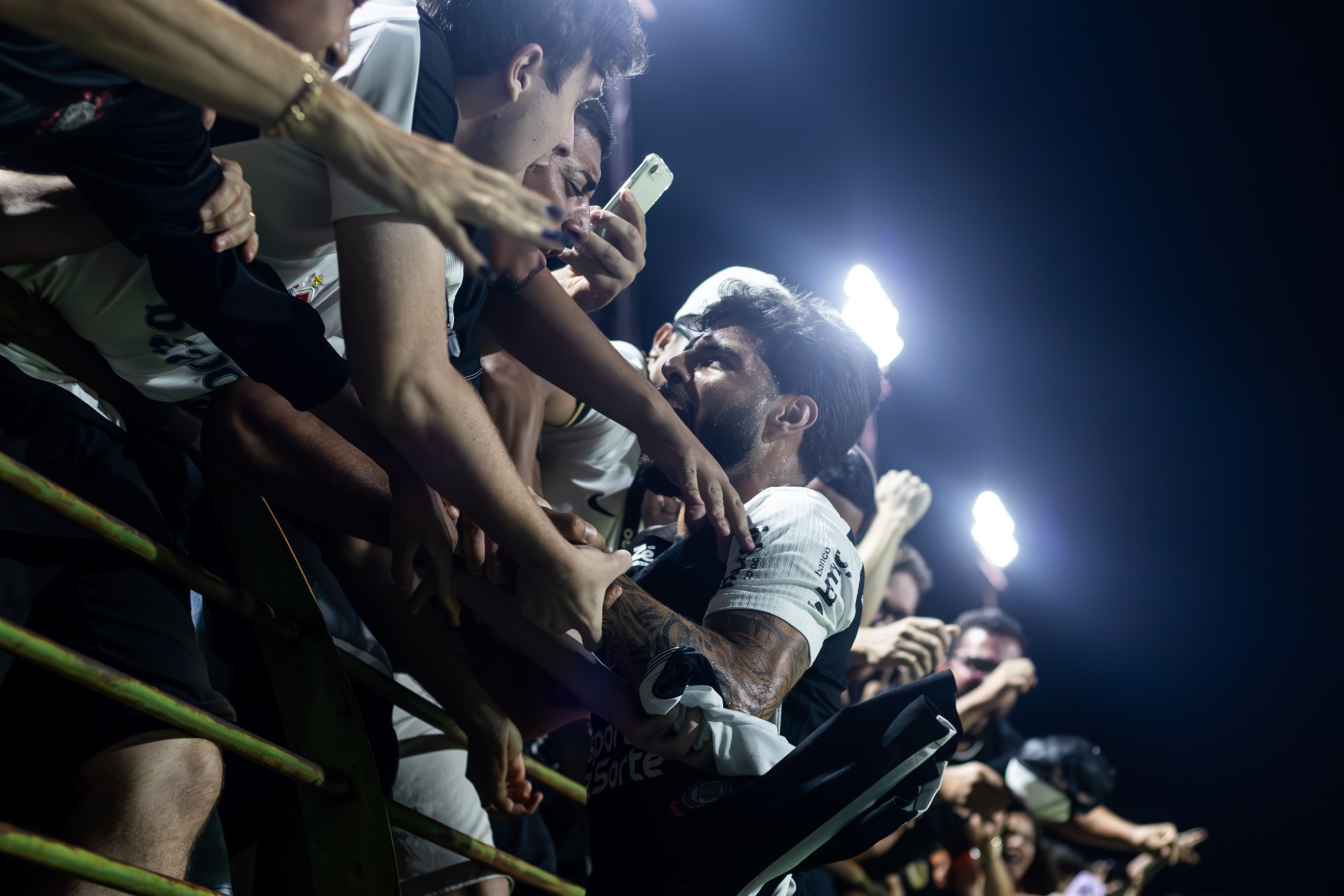 Gol salvador garante vitória do Corinthians apesar de atuação fraca