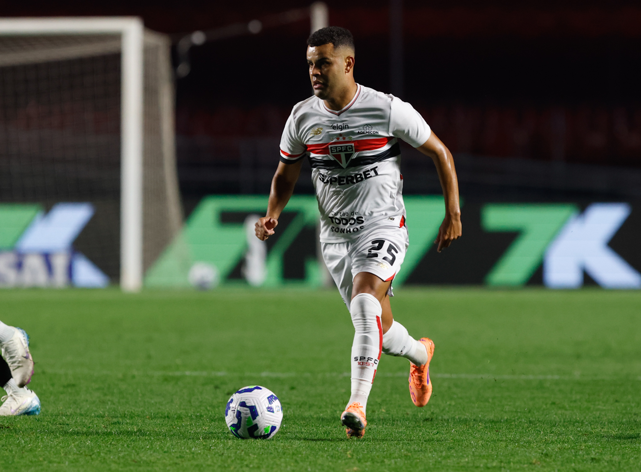 Reforço no Timão? São Paulo faz contraproposta e aumenta valor por empréstimo de Alisson