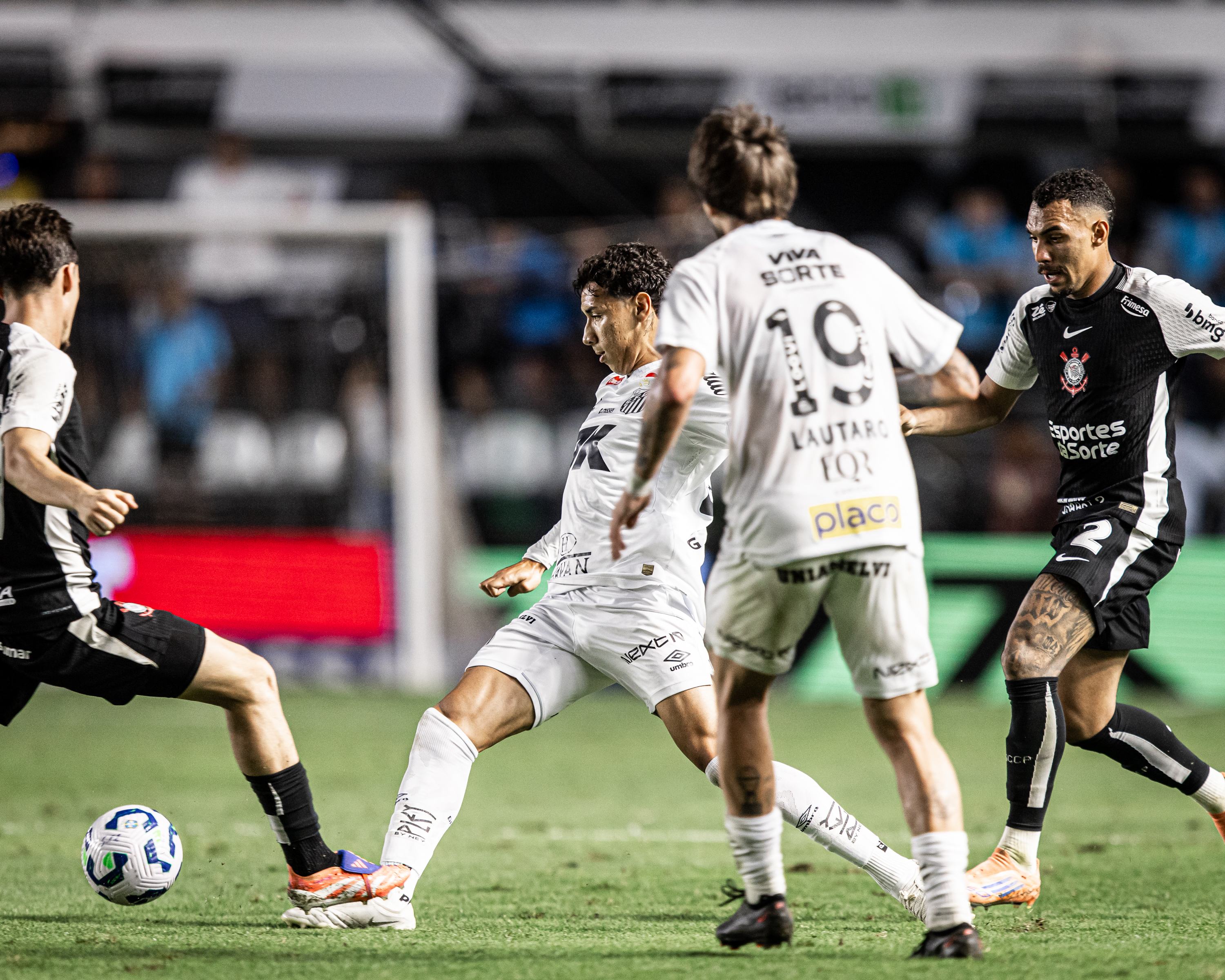 Retrospecto equilibrado: Santos e Corinthians prometem jogo acirrado na Vila após últimos confrontos