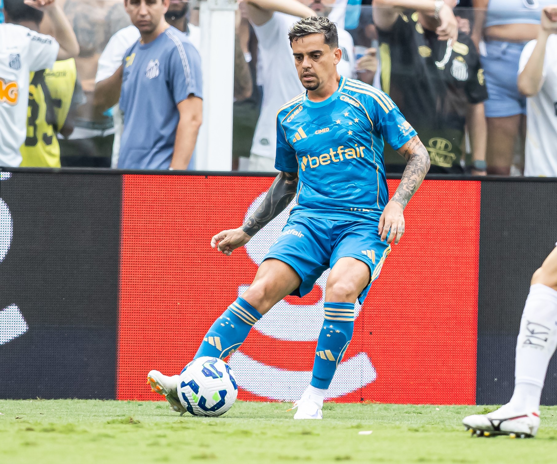 Fagner aponta para permanência no Cruzeiro enquanto negocia rescisão com o Corinthians