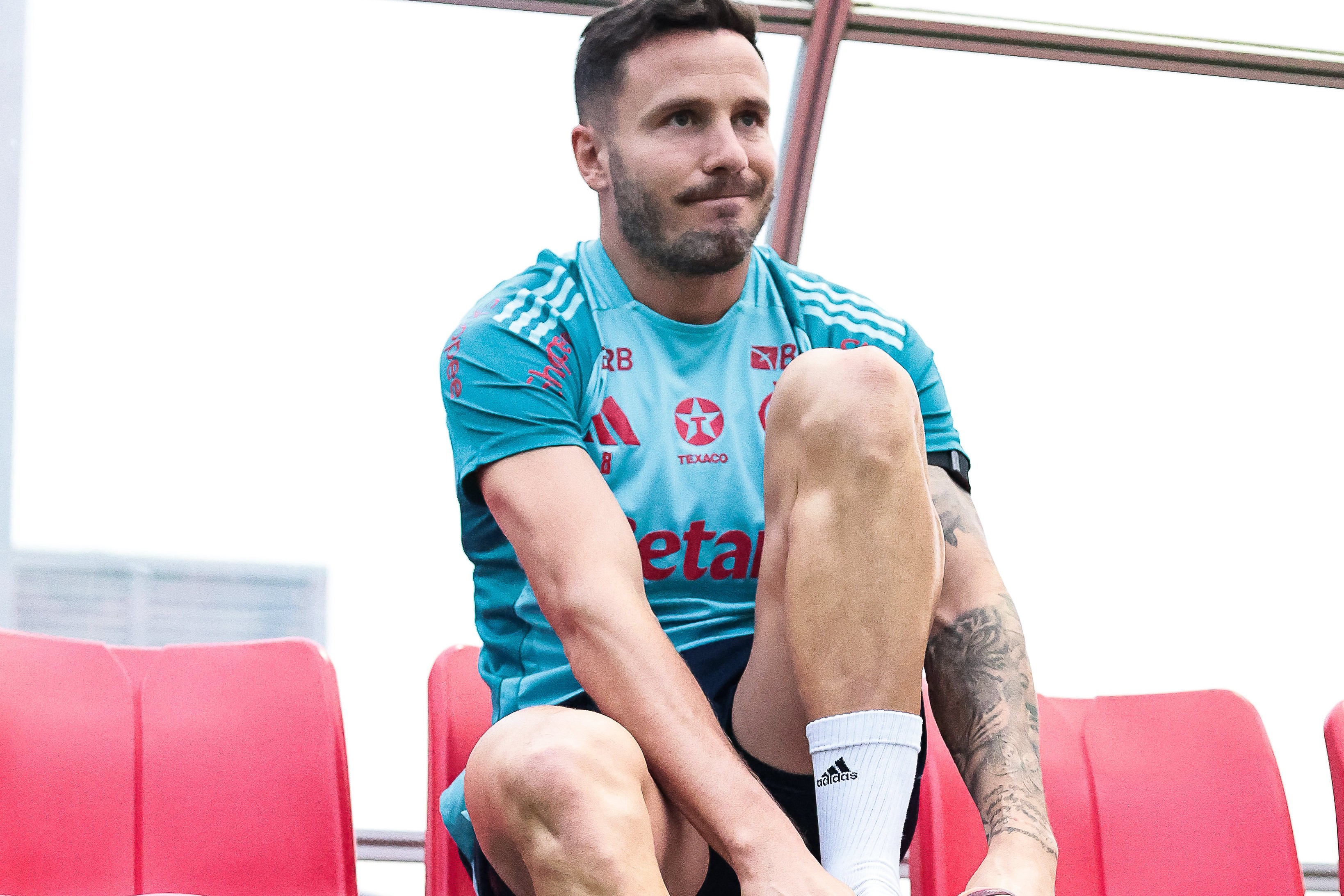 Saúl passa por cirurgia e Flamengo contesta desfalque no início da temporada em meio a tensão