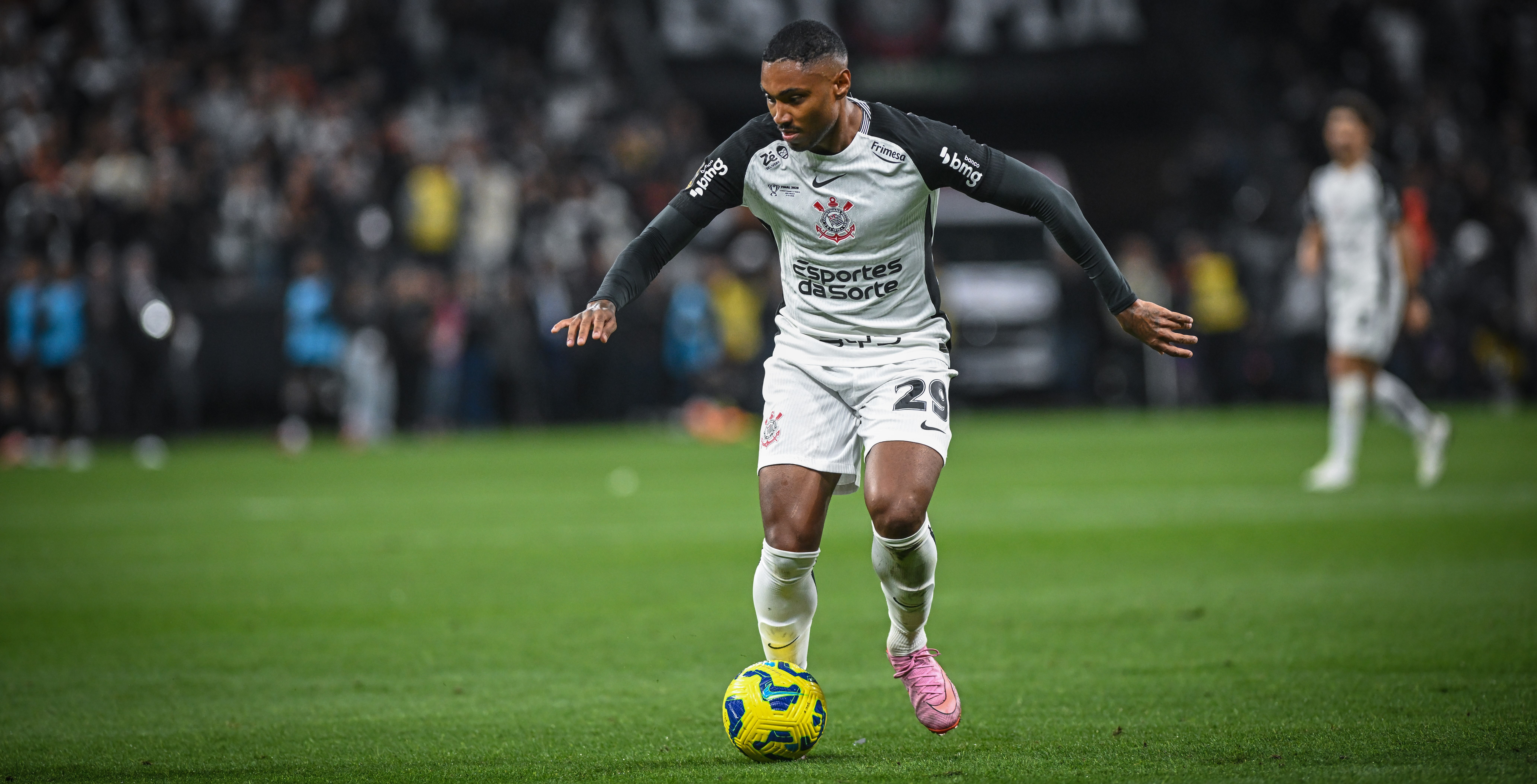 Vitinho se junta a Dorival no Corinthians e luta por titularidade em 2026, em meio a mudanças no elenco