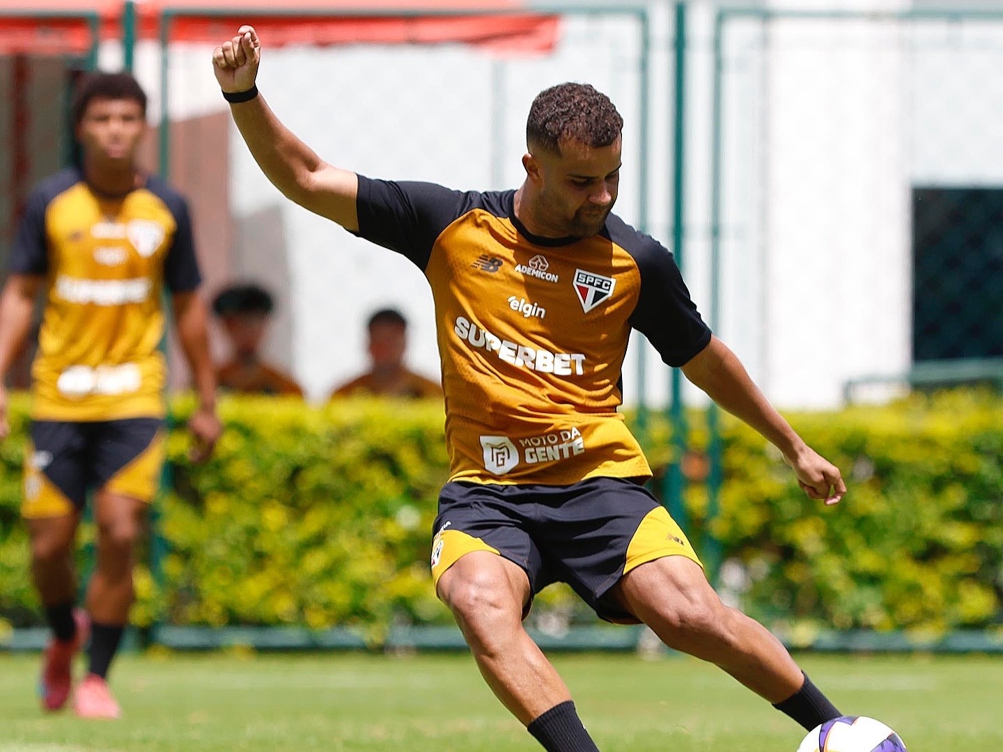 Corinthians se retrata com Alisson após negociação com o São Paulo não concretizada