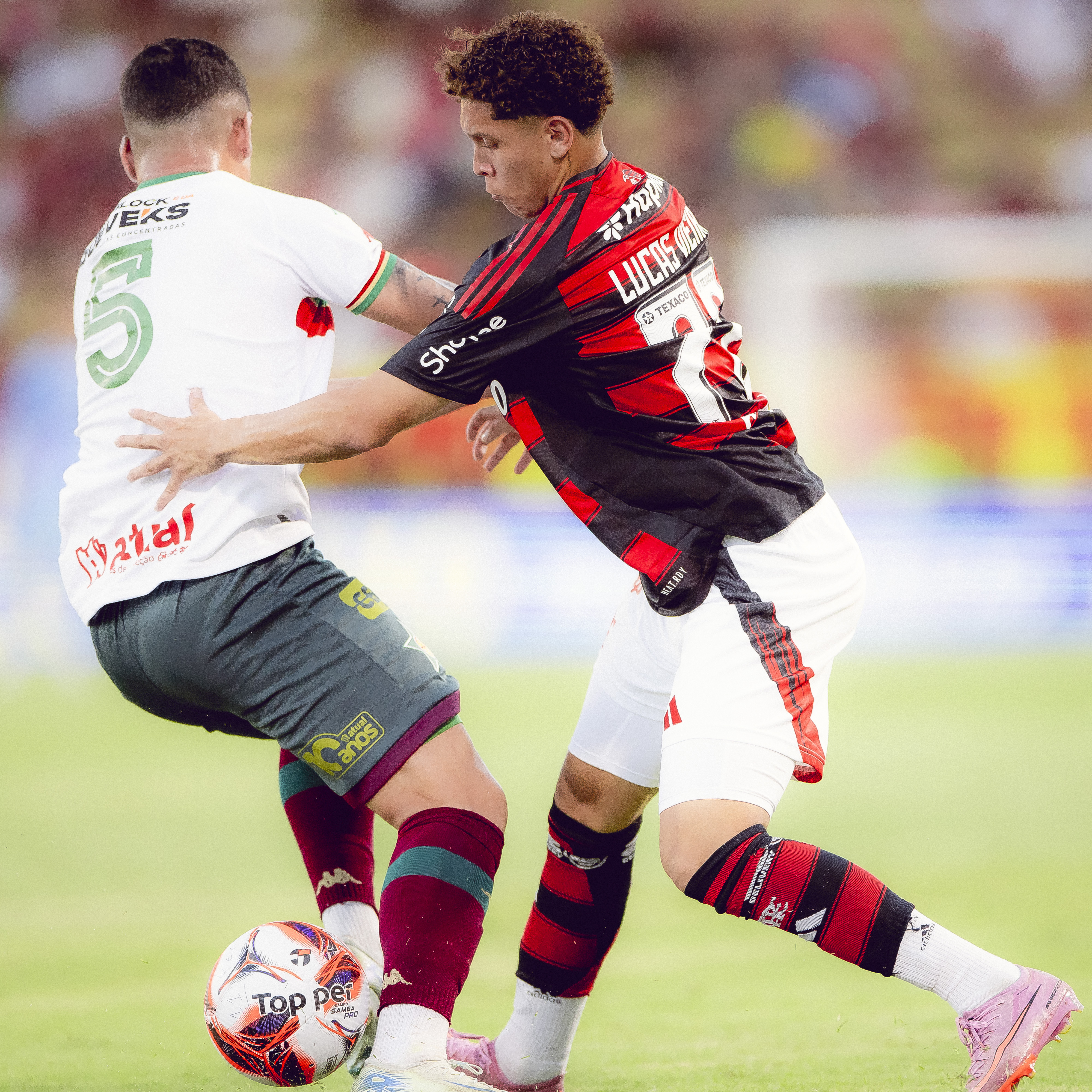 Flamengo e Portuguesa se enfrentam em clássico carioca; emoções e rivalidade à flor da pele!