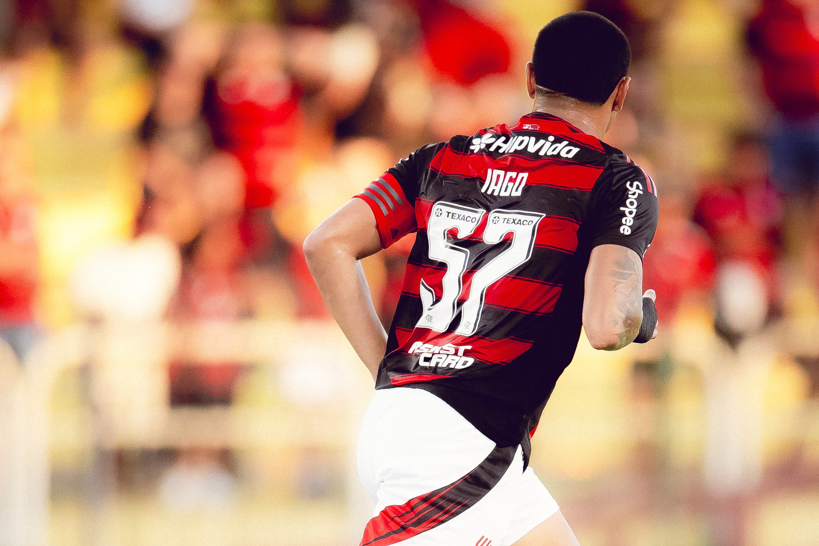 Iago celebra gol pelo Flamengo na estreia do Carioca em sua cidade natal