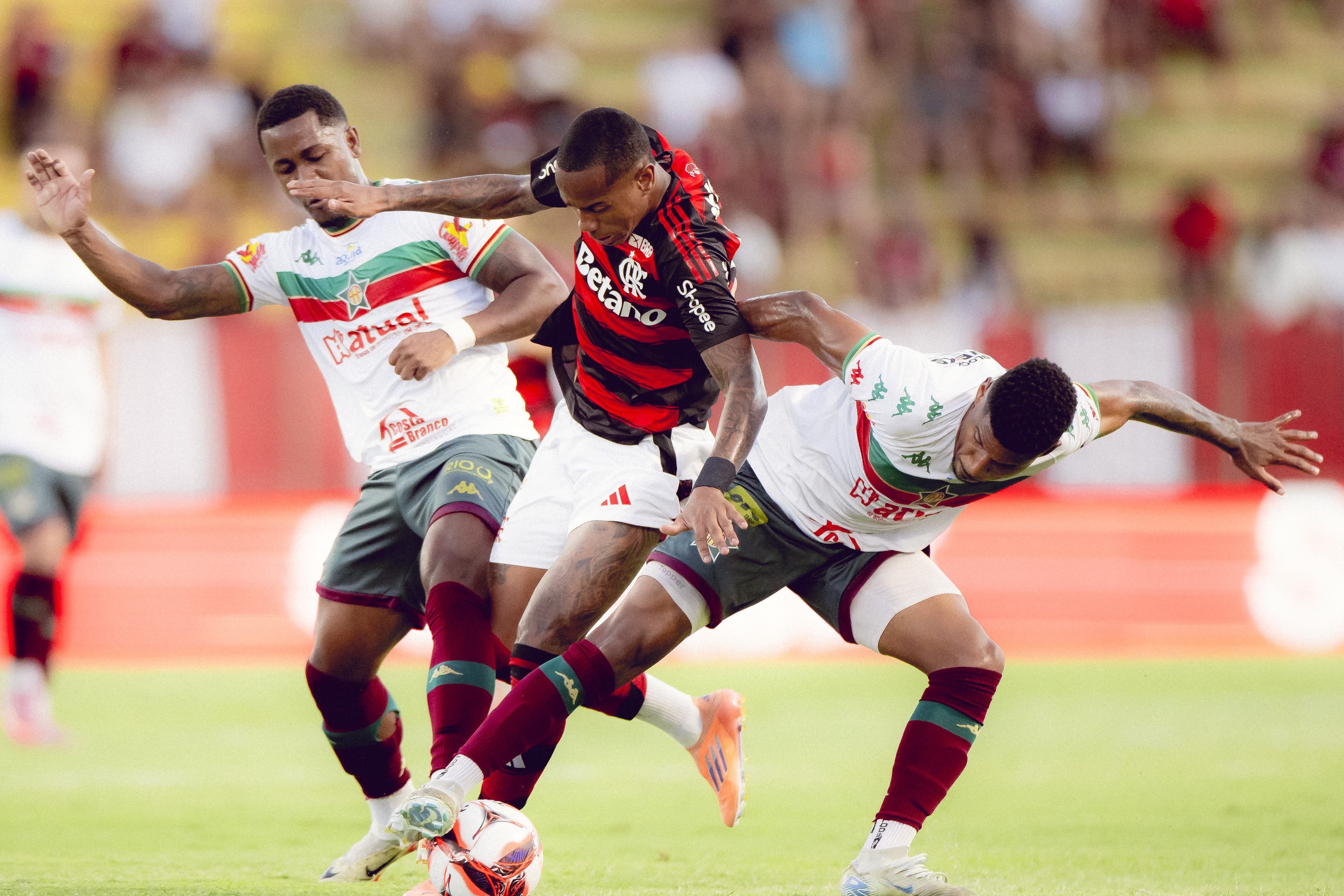 Garotos do Ninho salvam o Flamengo e evitam derrota na estreia do Carioca