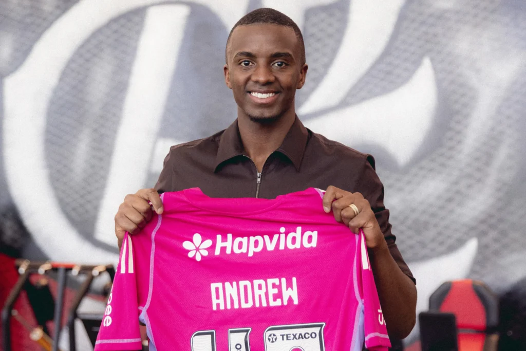 Flamengo anuncia a contratação do goleiro Andrew até 2029
