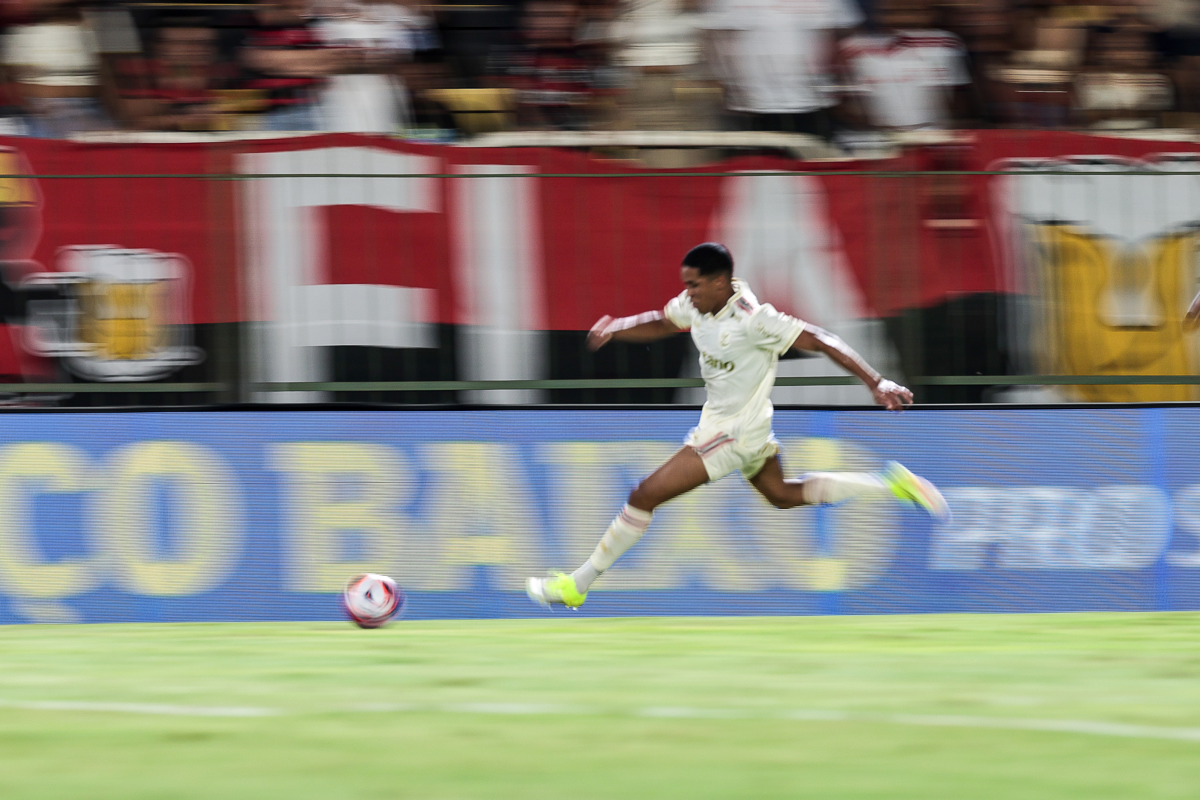 Flamengo e Vasco prometem duelo eletrizante no Carioca; veja escalações e onde assistir!