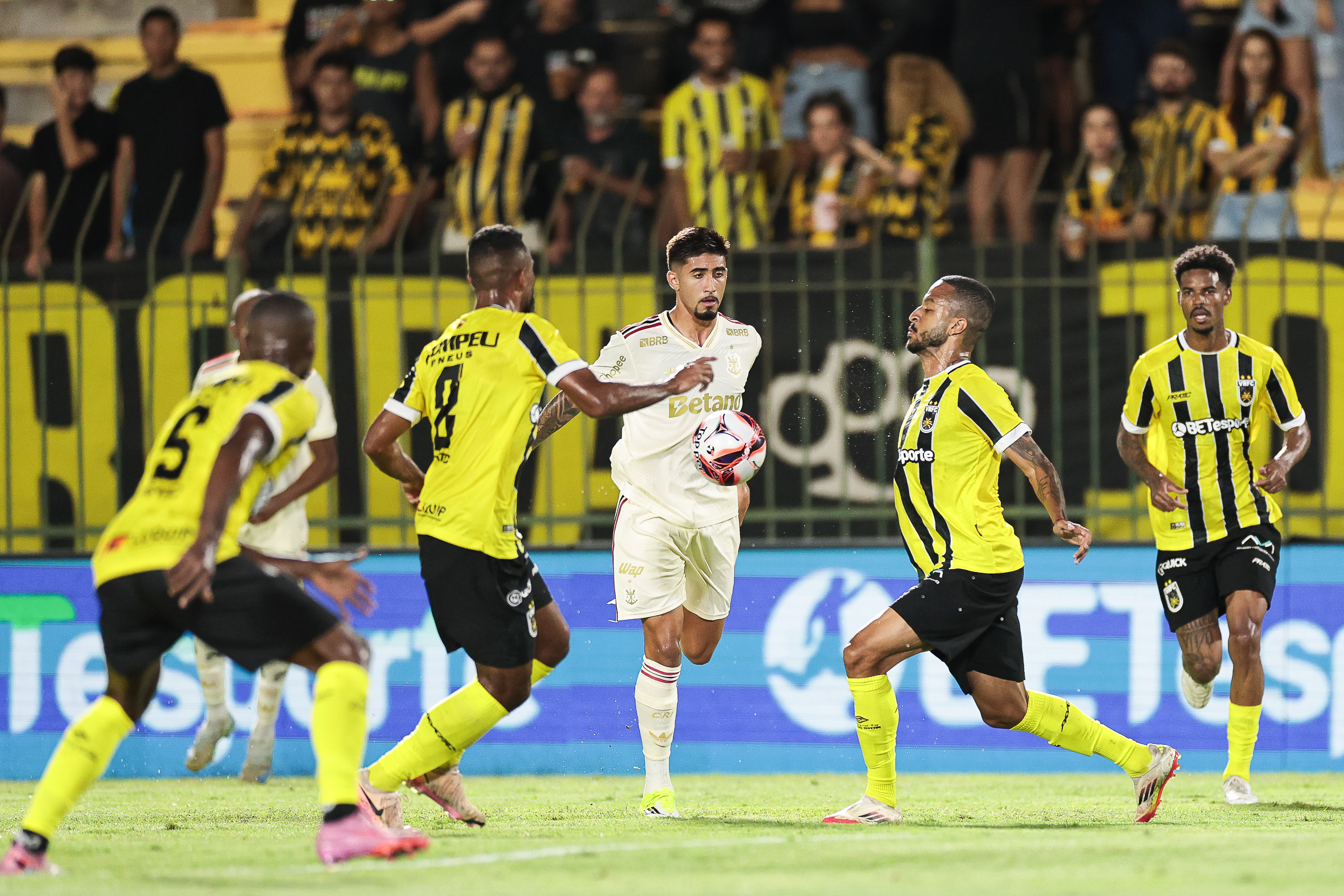 Flamengo cede derrota ao Volta Redonda, e elenco sub-20 enfrenta pressão em campo carioca