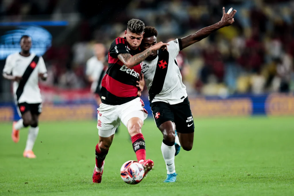 Flamengo reage com vitória convincente sobre o Vasco e renova esperanças no Carioca