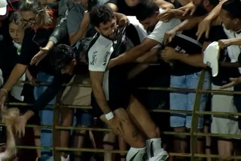 Yuri Celebra Conquista do Corinthians e Comenta Sobre Acessório Inusitado em Campo