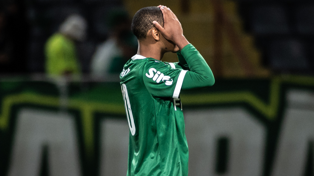 Após eliminação na Copinha, jovem destaque do Palmeiras promete: 