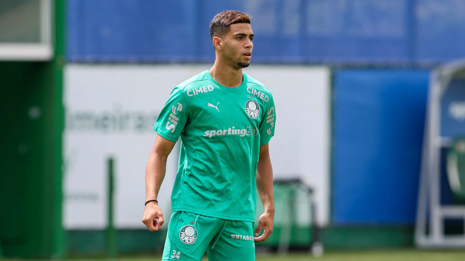Arthur brilha na estreia pelo Palmeiras e agradece os elogios de Abel Ferreira ao desempenho