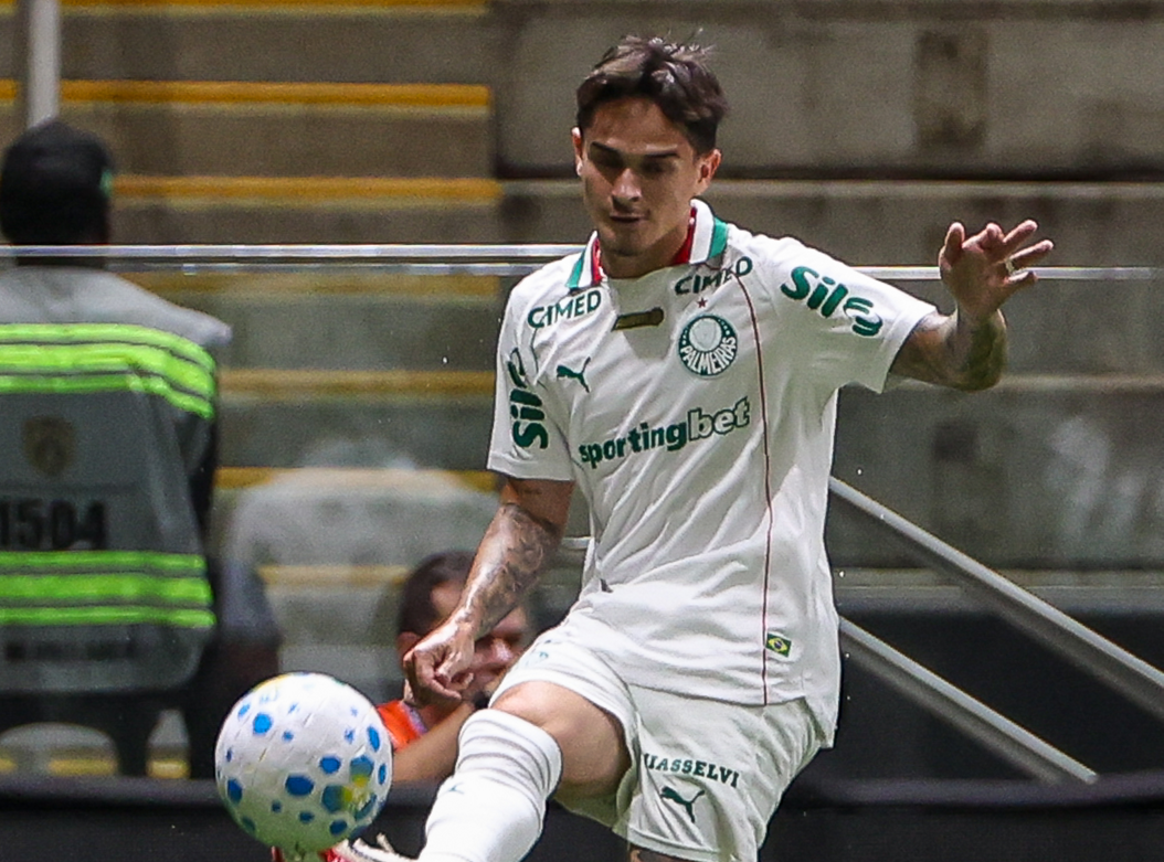 Torcida Alviverde Reclama da Performance de Khellven na Abertura do Brasileirão