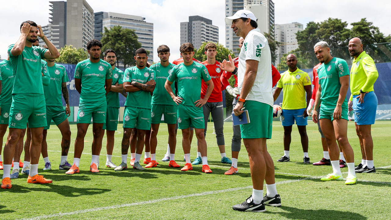 Abel Ferreira retorna e comanda treino intenso no Palmeiras, com novidades e testes estratégicos