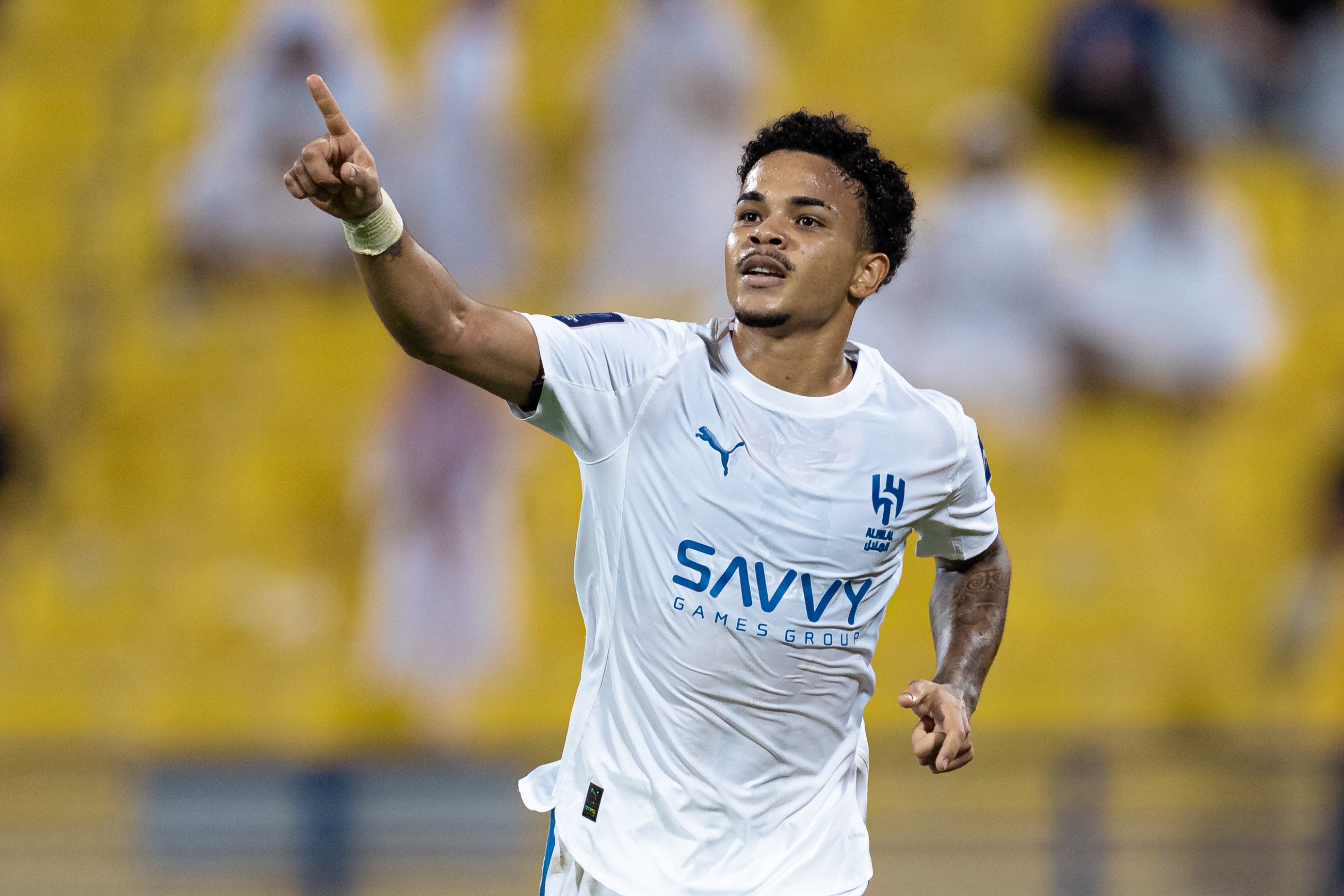 Corinthians mira atacante do Al-Hilal e sondagens aquecem volante do América-MG em negociação