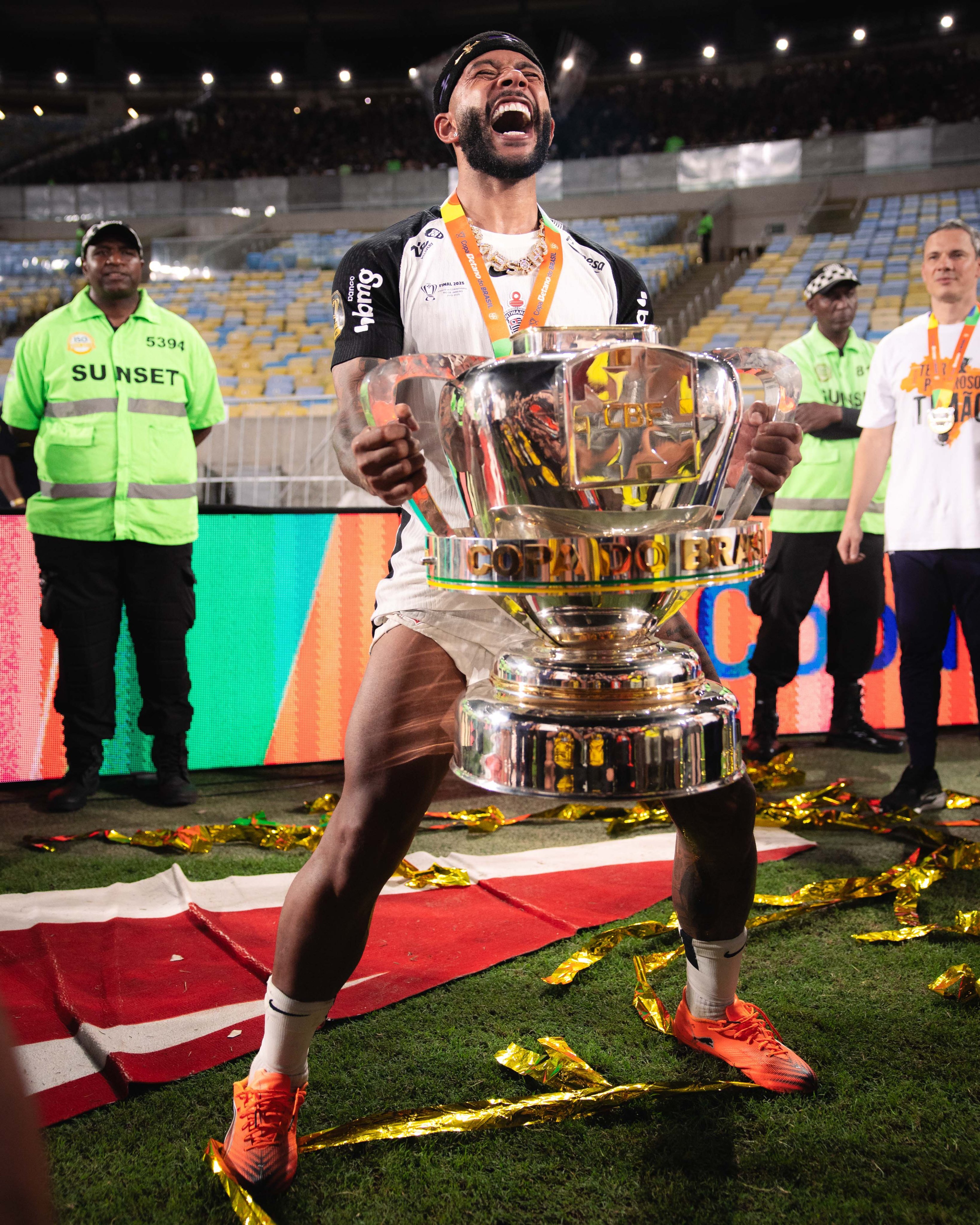 Torcedores celebram: Memphis Depay brilha no Corinthians e promete grandes emoções em 2024