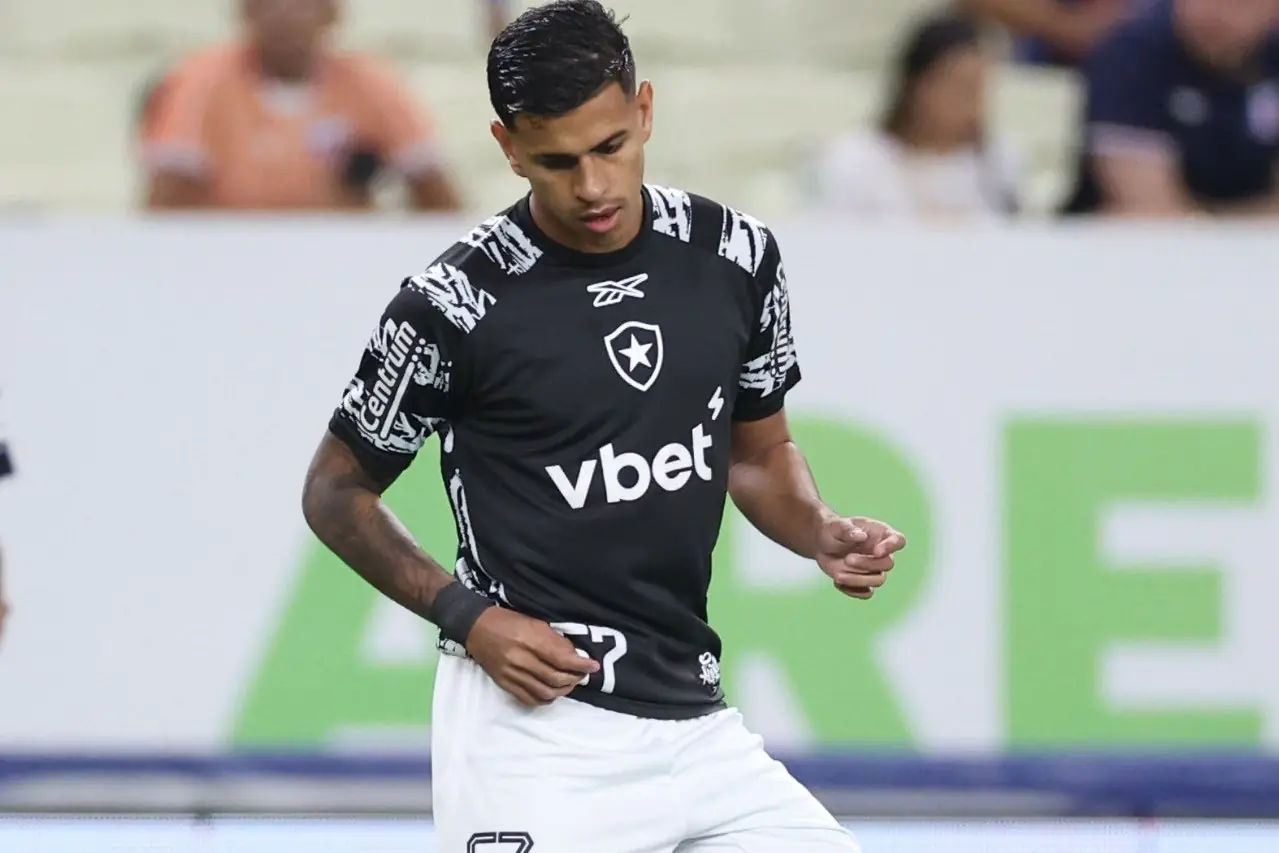 Vendido pelo Botafogo, zagueiro é anunciado por clube russo