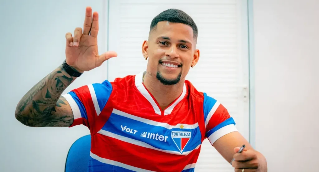 O lateral direito Mailton foi anunciado oficialmente nesta sexta-feira como reforço do Fortaleza. O jogador foi emprestado pelo São Paulo até o fim de 2026 e já assinou contrato com a equipe da capital cearense. 