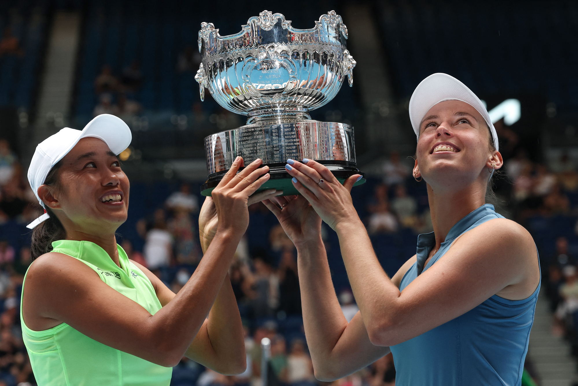 Mertens e Zhang conquistam o Australian Open; Harrison e Skupski