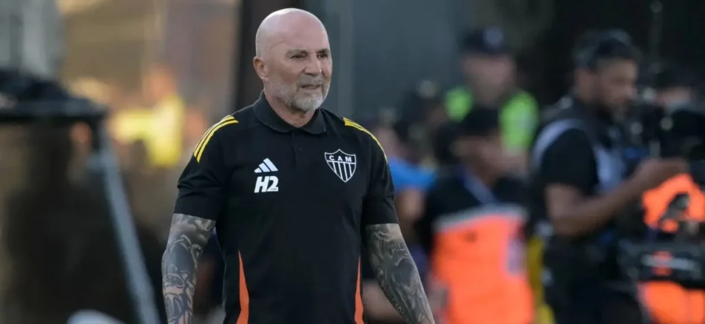 Jorge Sampaoli e Alberto Valentim protagonizaram uma discussão ríspida à beira do gramado em América-MG x Atlético-MG. 