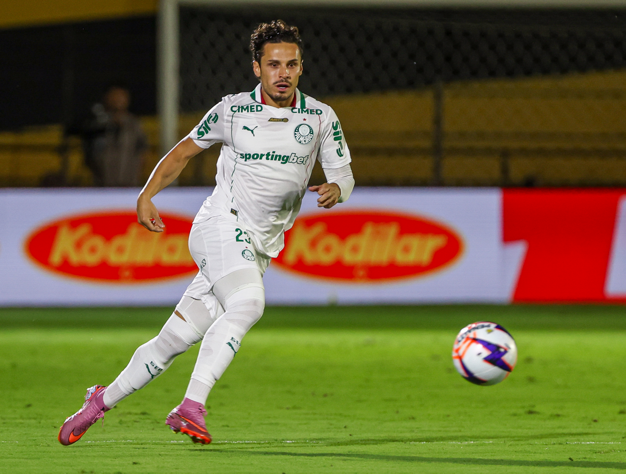 Veiga: O Artilheiro do Palmeiras que Pode Brilhar no Choque-Rei