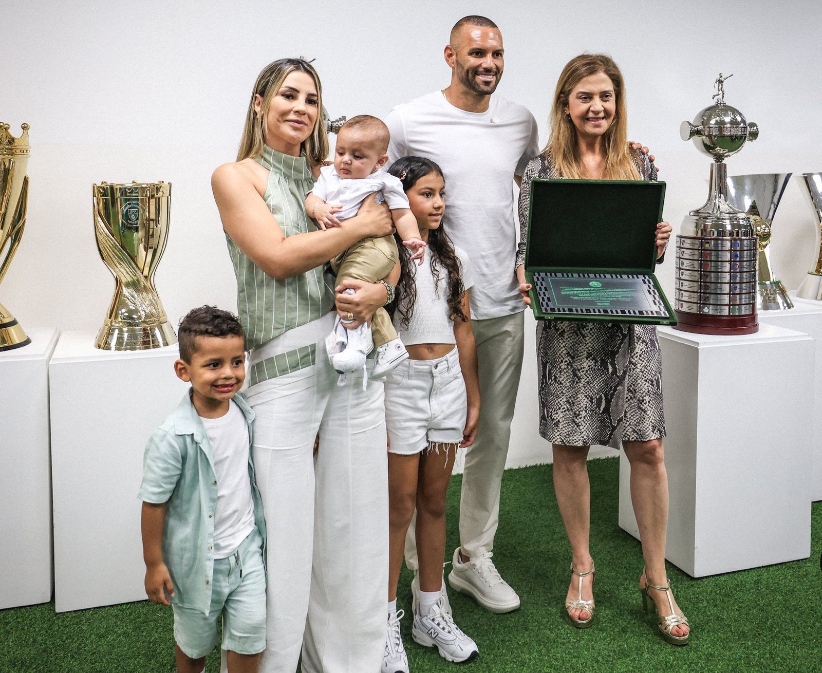 Weverton é homenageado pelo Palmeiras enquanto Leila defende sua saída: 