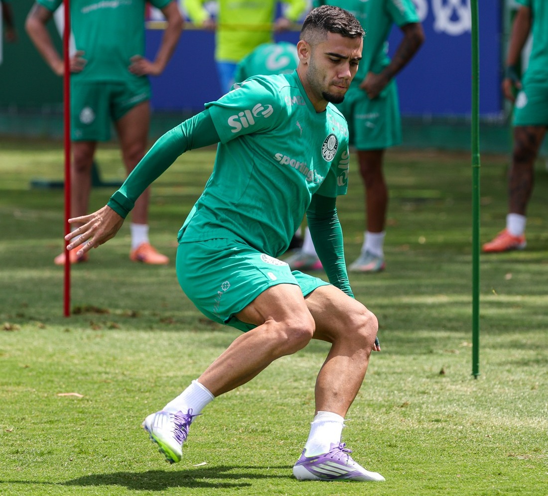Andreas Pereira deixa clássico contra Palmeiras no primeiro tempo, sentindo dores intensas