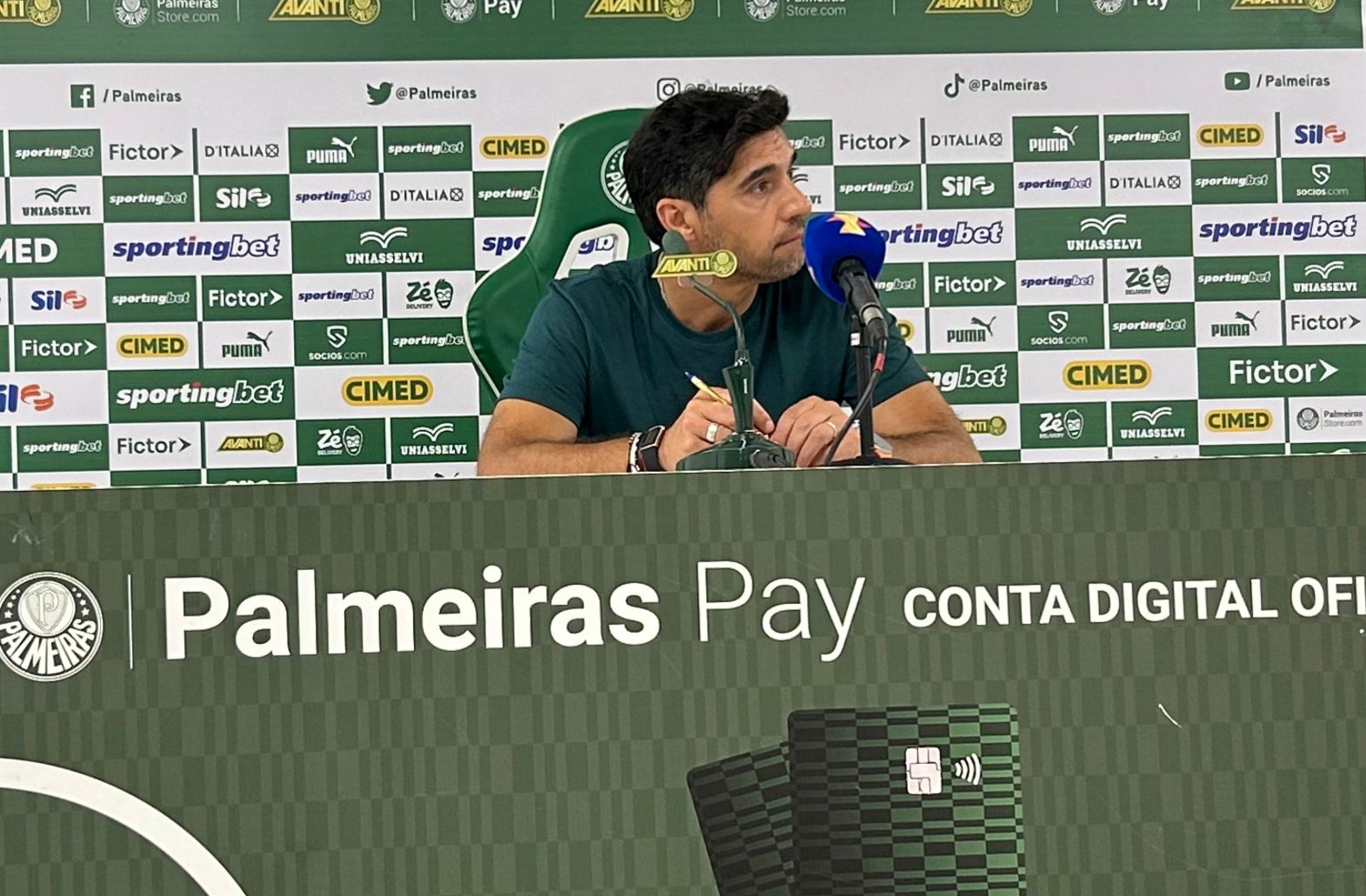 Palmeiras mantém silêncio sobre reforços, enquanto Abel avalia saída de Weverton em meio a impasse