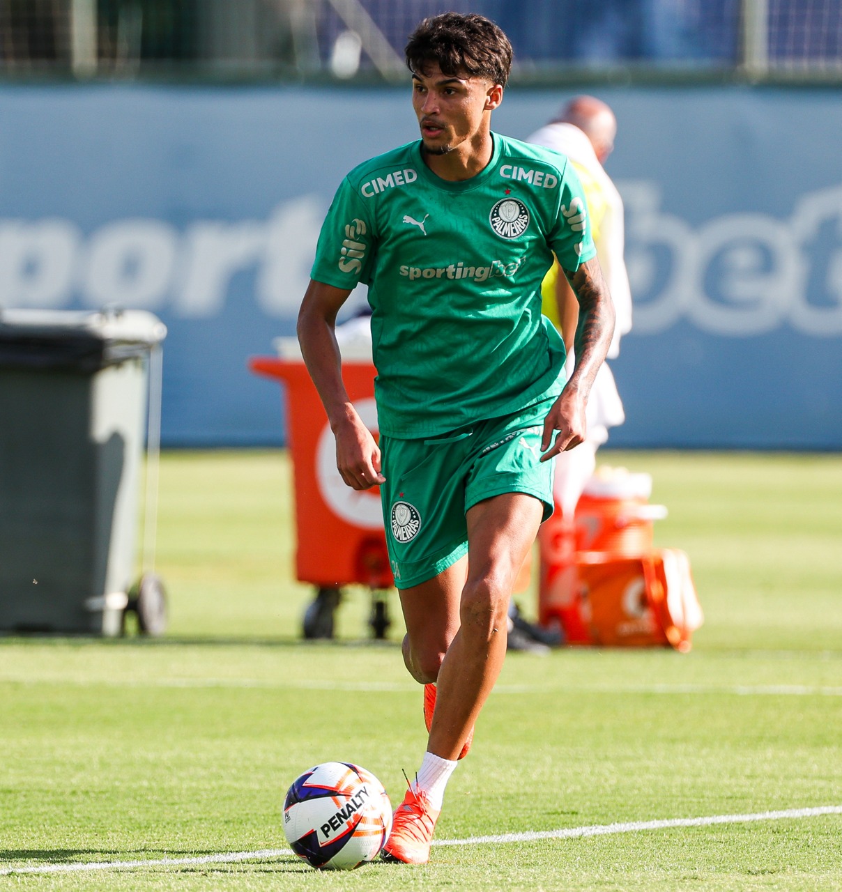 Larson exalta início promissor do Palmeiras e desafia time a conquistar vitória contra o Mirassol