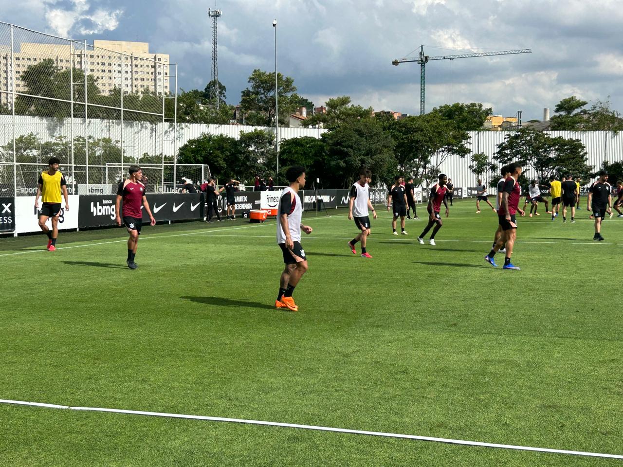 Memphis e Matheuzinho Retornam aos Treinos em Fases Iniciais no Corinthians